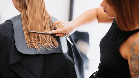 Haare werden vor dem Schnitt gekämmt (Themenbild) - Foto: DianaHirsch/Getty Images (Themenbild)