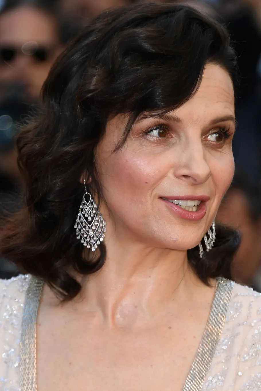 Stufige, fransige mittellange Frisur mit seitlichem Pony Juliette Binoche