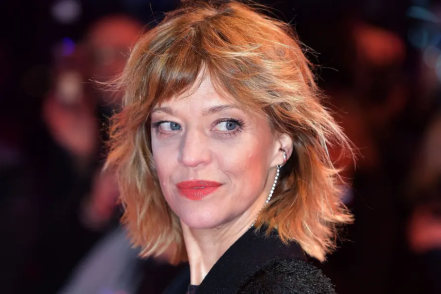 Stufige mittellange Frisur mit fransigen Birkin Bangs Heike Makatsch