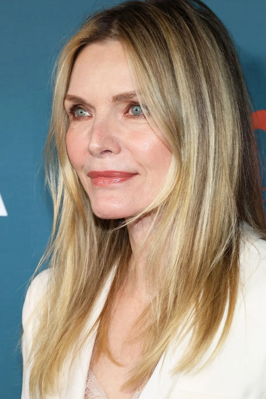 Stufiges mittellanges Haar mit fransigen Curve Bangs Michelle Pfeiffer