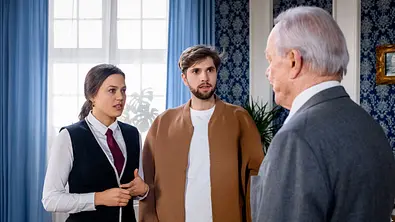 Werner (Dirk Galuba, r.) überrascht Maxi (Katharina Scheuba, l.) und Henry (Elias Reichert, M.)  - Foto: ARD/WDR/Christof Arnold
