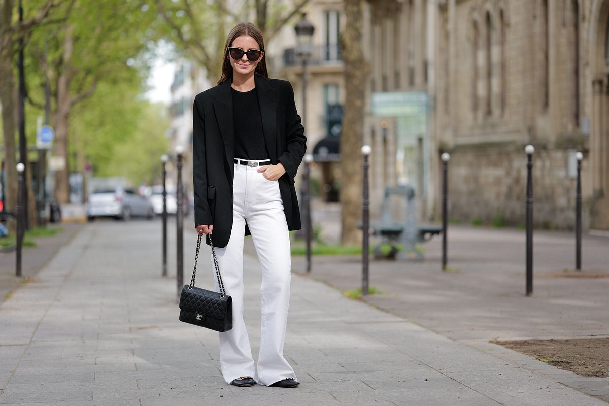 Diese Kombination mit weißer Jeans, schwarzen Schuhen und schwarzem Blazer macht einen umwerfenden Eindruck!