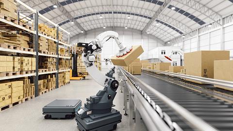 Ein Roboter-Arm hebt ein Paket von einem Fließband. - Foto: imaginima/iStock (Themenbild)