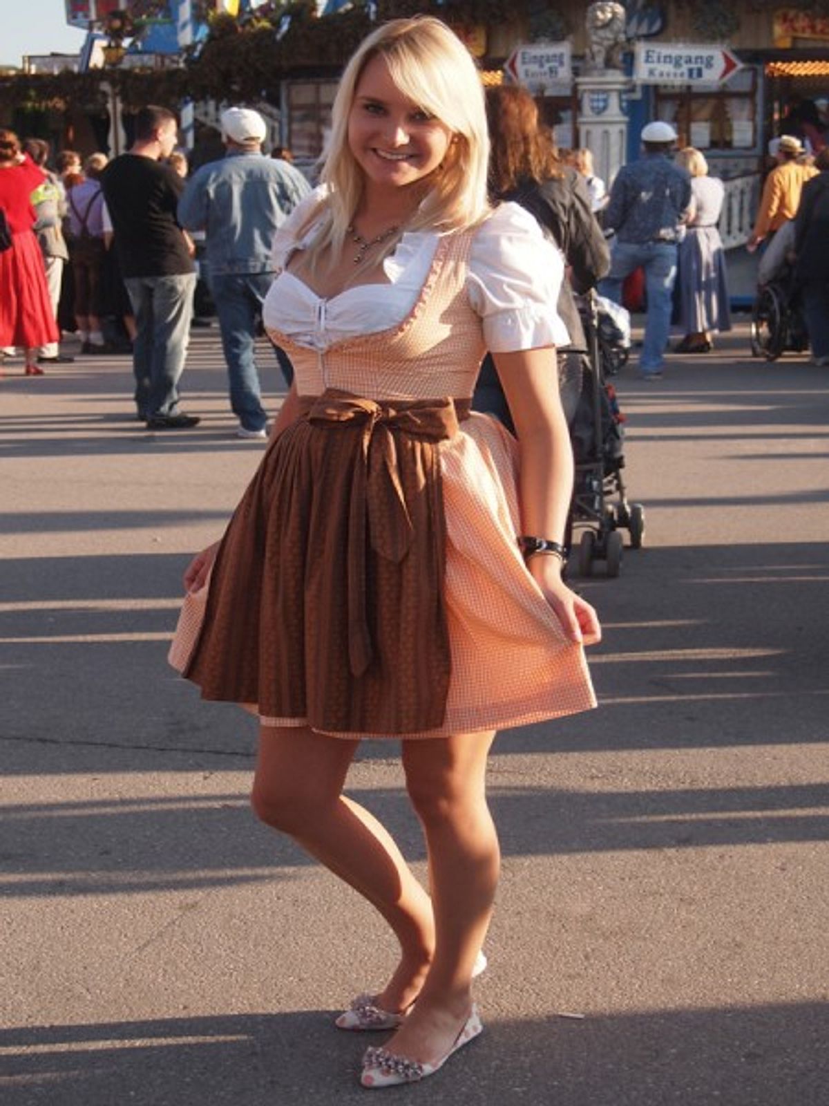 suess in aprikosefarben ueberzeugte muenchnerin steffi auch den letzten wiesn buam mit ihrer tracht aus muenchen