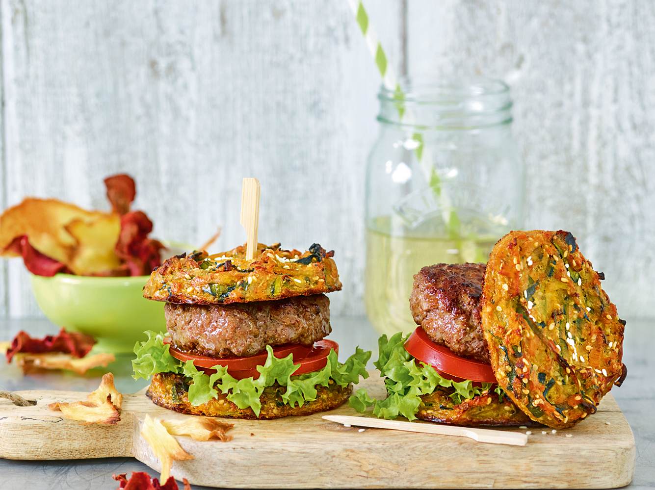 Burger in der Low-Carb-Variante - so lecker kann gesund sein. Burger in der Low-Carb-Variante - so lecker kann gesund sein.