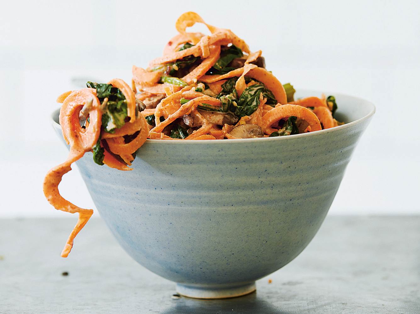 Süßkartoffelnudeln mit Erdnuss-Satay-Soße: Deliciously Ella mit Freunden Süßkartoffelnudeln mit Erdnuss-Satay-Soße: Deliciously Ella mit Freunden