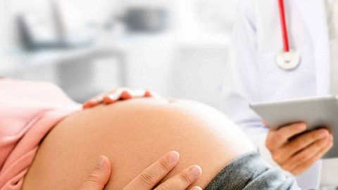 Eine Frau in Großbritannien ist während ihrer Schwangerschaft wieder schwanger geworden. - Foto: Blue Planet Studio/istock