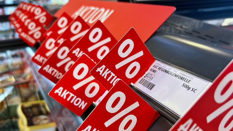 Nahaufnahme von roten Aktionsschildern eines Supermarkt-Regals. - Foto: IMAGO / mix1