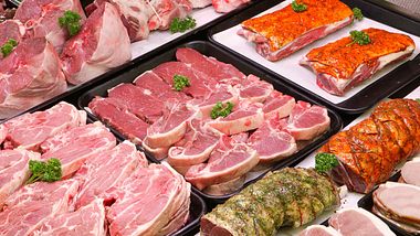 In vielen Supermärkten wird Tönnies-Fleisch verkauft. - Foto: istock/camij
