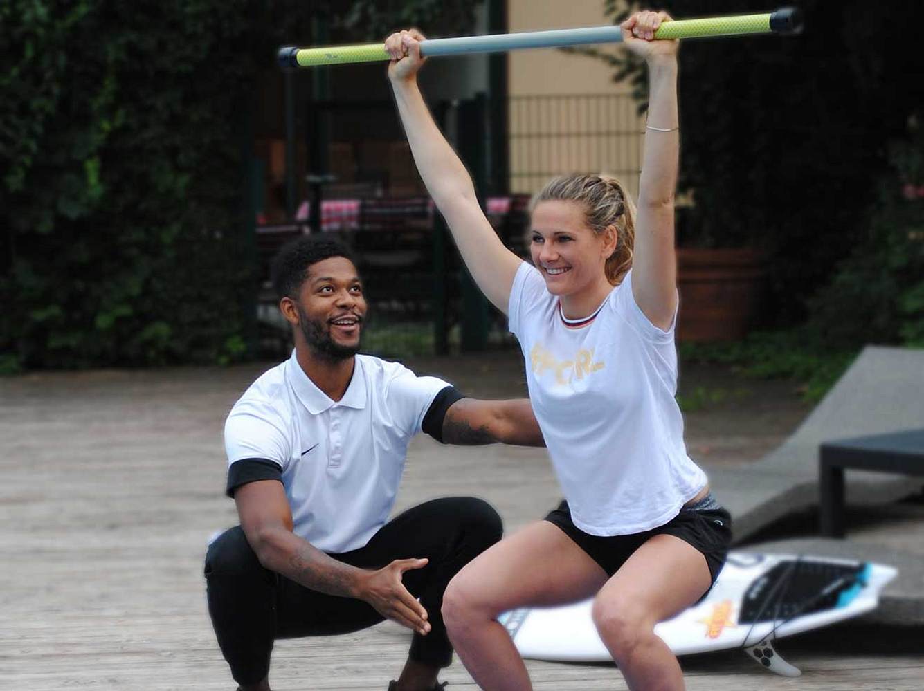 Surfer Workout: Valeska Schneider zeigt uns die Kniebeuge Surfer Workout: Valeska Schneider zeigt uns die Kniebeuge