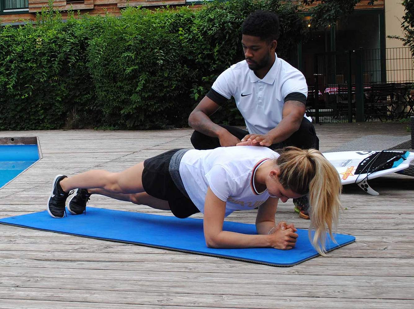 Surfer Workout: Valeska Schneider macht Plank Twists Surfer Workout: Valeska Schneider macht Plank Twists