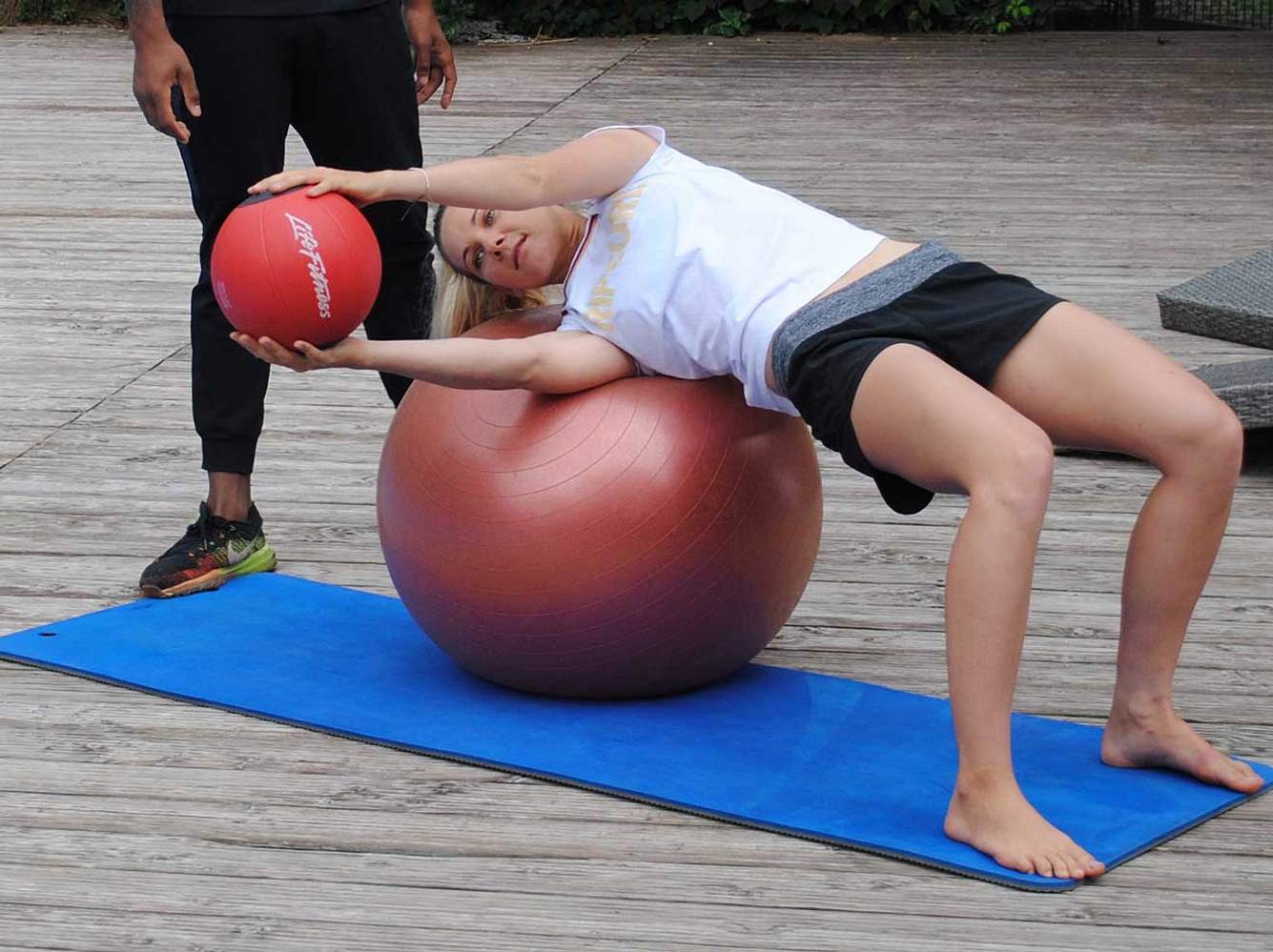 Surfer Workout: Valeska Schneider macht eine Rotationsübung auf dem Gymnastikball Surfer Workout: Valeska Schneider macht eine Rotationsübung auf dem Gymnastikball
