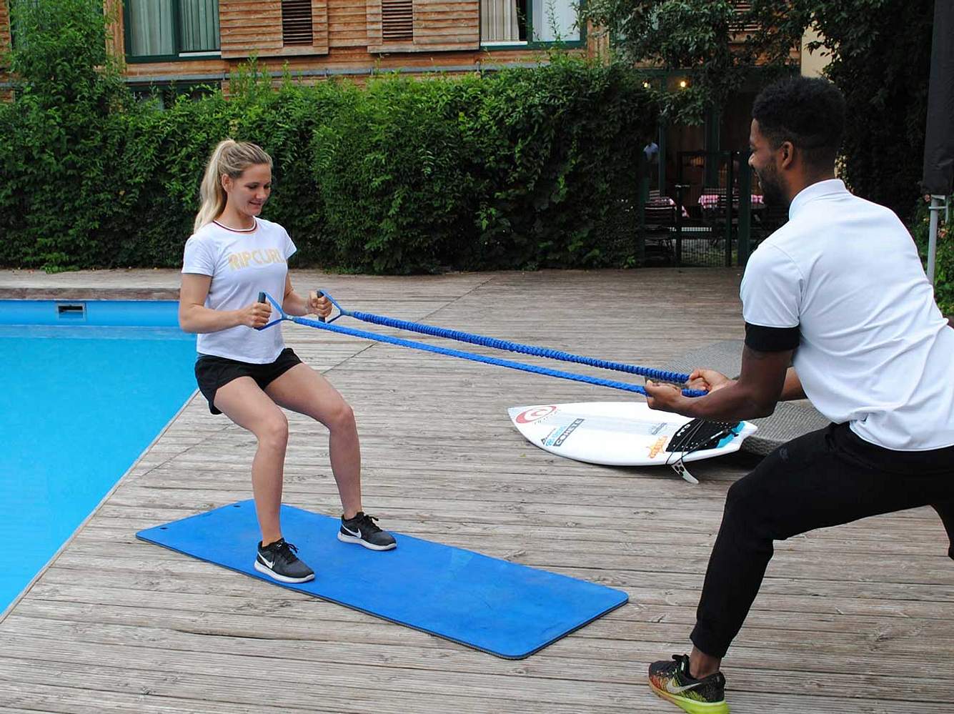 Surfer Workout: Valeska Schneider zeigt uns das Rudern Surfer Workout: Valeska Schneider zeigt uns das Rudern