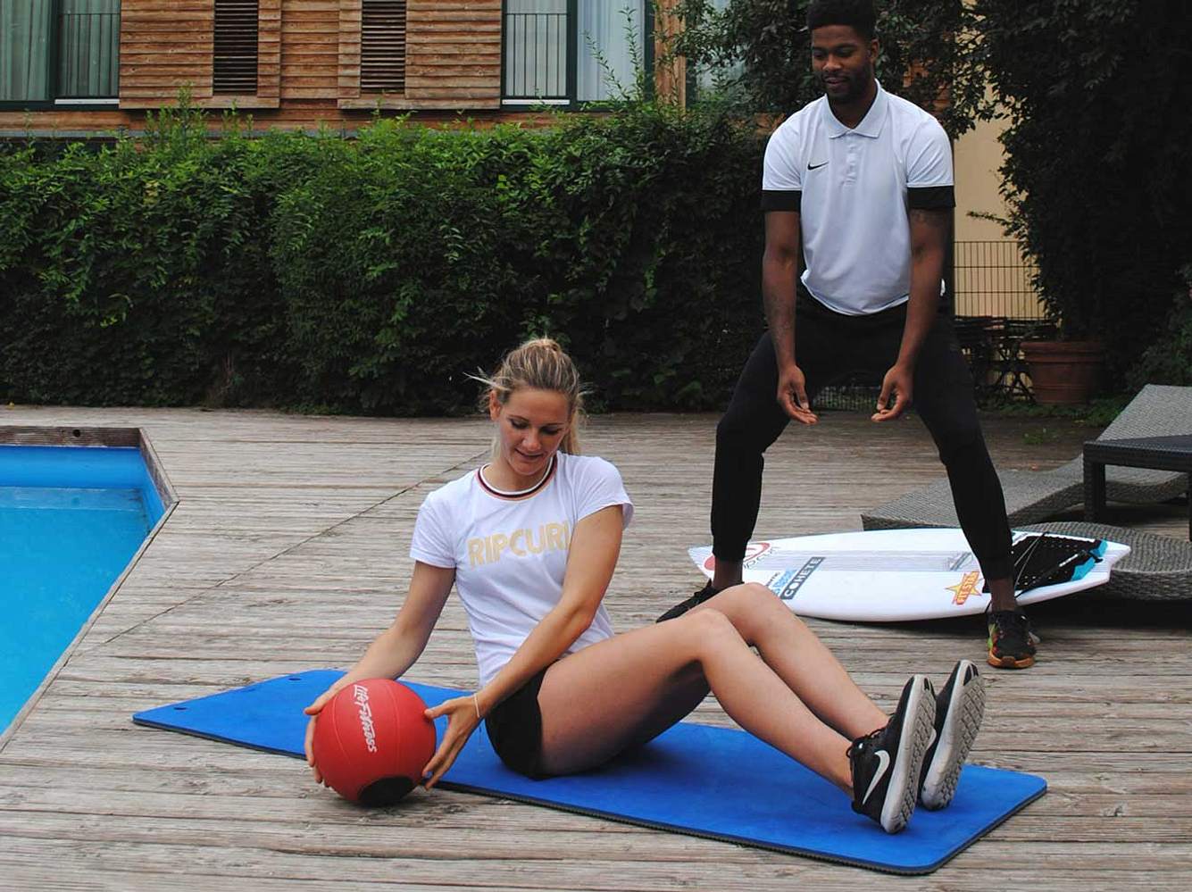 Surfer Workout: Valeska Schneider macht die Übung Russiantwist Surfer Workout: Valeska Schneider macht die Übung Russiantwist