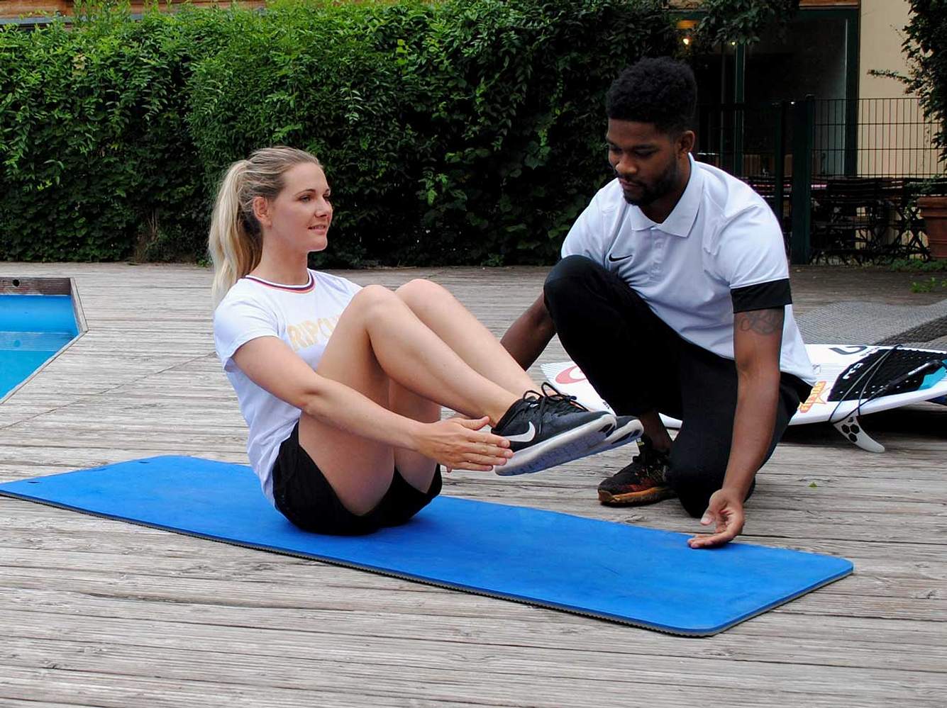 Surfer Workout: Valeska Schneider zeigt den V-Sit Surfer Workout: Valeska Schneider zeigt den V-Sit