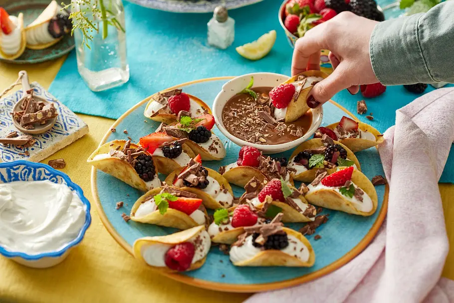 Süße Taco-Shell Platte mit Beeren, Vanillecremefüllung und Karamellsoße Süße Taco-Shell Platte mit Beeren, Vanillecremefüllung und Karamellsoße
