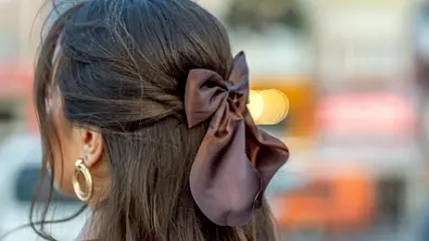 Frau mit Schleife - Foto: iStock /herstockart