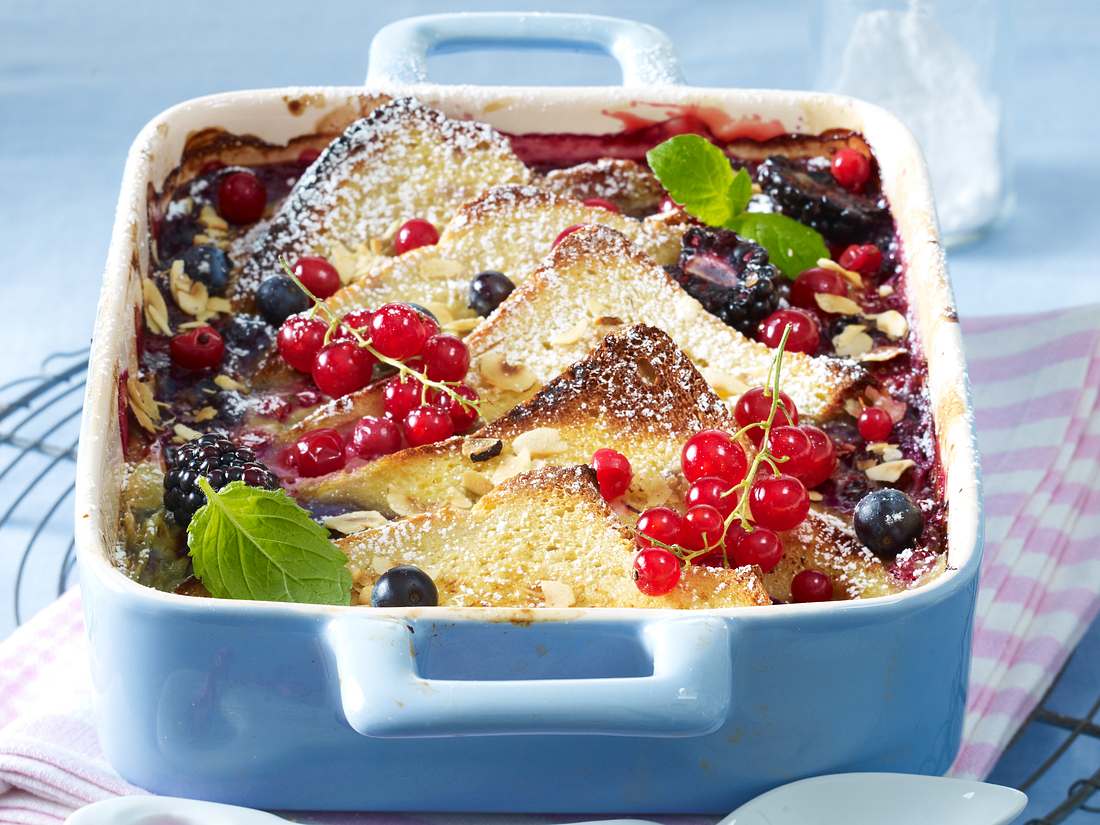 Süßer Brotauflauf mit Beerenfrüchten und Vanille Süßer Brotauflauf mit Beerenfrüchten und Vanille