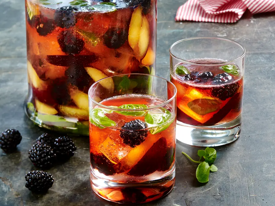 Süßlich herber Mocktail: Brombeer-Pflaumen Mojito ohne Alkohol Süßlich herber Mocktail: Brombeer-Pflaumen Mojito ohne Alkohol