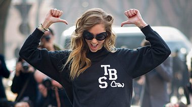 sweatshirt kombinieren styling tipps b - Foto: Getty Images