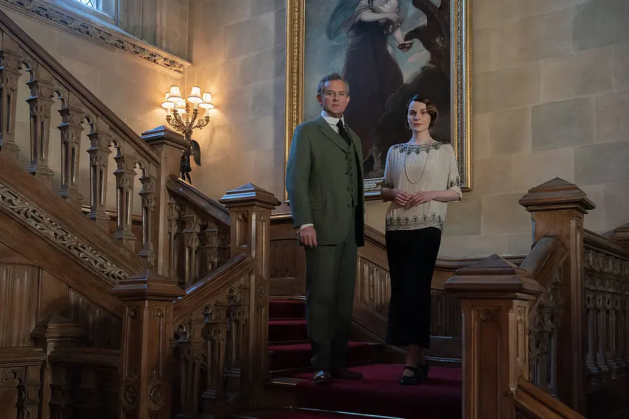 Szenenbild aus Downton Abbey: Eine Neue Ära mit Hugh Bonneville als Robert Grantham und Michelle Dockery als Lady Mary.