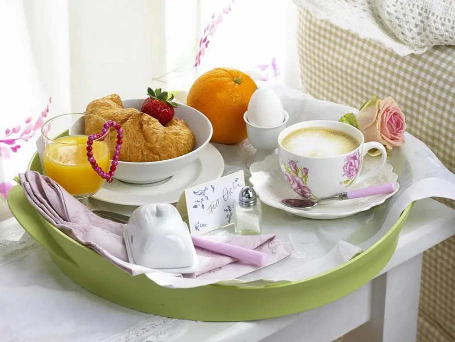 Selbstgemachtes Muttertagsgeschenk im Frühstückskleid tablett940 b