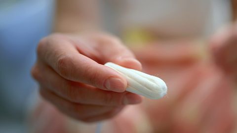 Das passiert, wenn du deinen Tampon nicht oft genug wechselst. - Foto: iStock/icarmen13