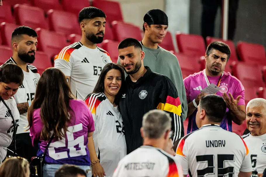 Die schwangere Tanja Undav Arm in Arm mit ihrem Ehemann Deniz Undav.