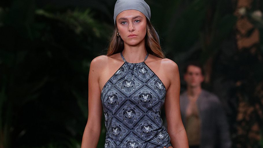 Model trägt Tankini 