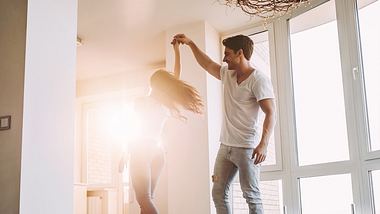 Wenn Tanzen die Beziehung belebt: Ein Tanzkurs kann unserer Liebe neues Leben einhauchen. - Foto: iStock