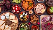 Ein Tapas-Abend geht auch allein mit den Liebsten. - Foto: mactrunk/iStock