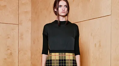 Frau in Tartan Rock - Foto: iStock / sarymsakov