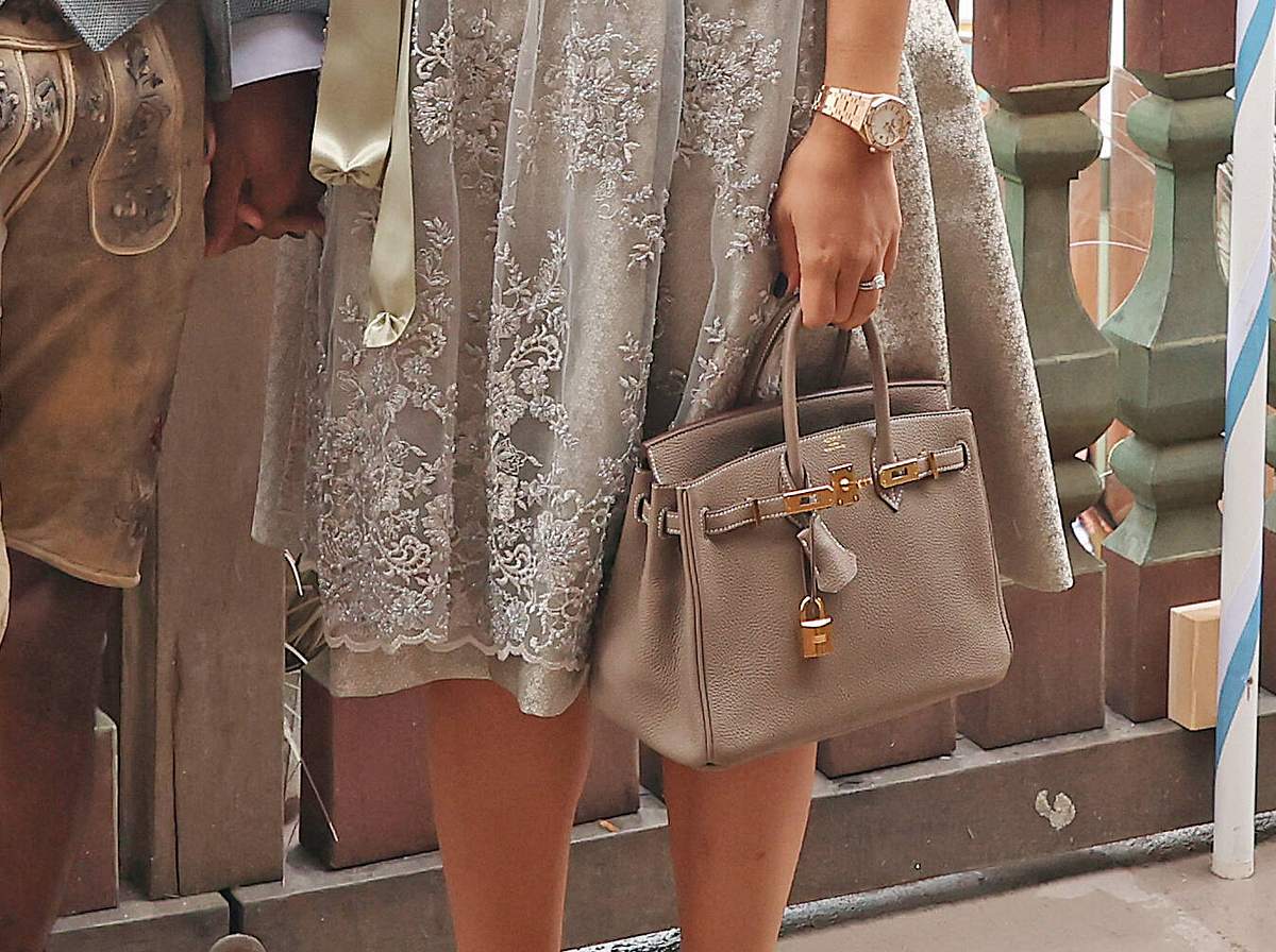 Tasche für Oktoberfest Tasche für Oktoberfest an einer Frau im Dirndl