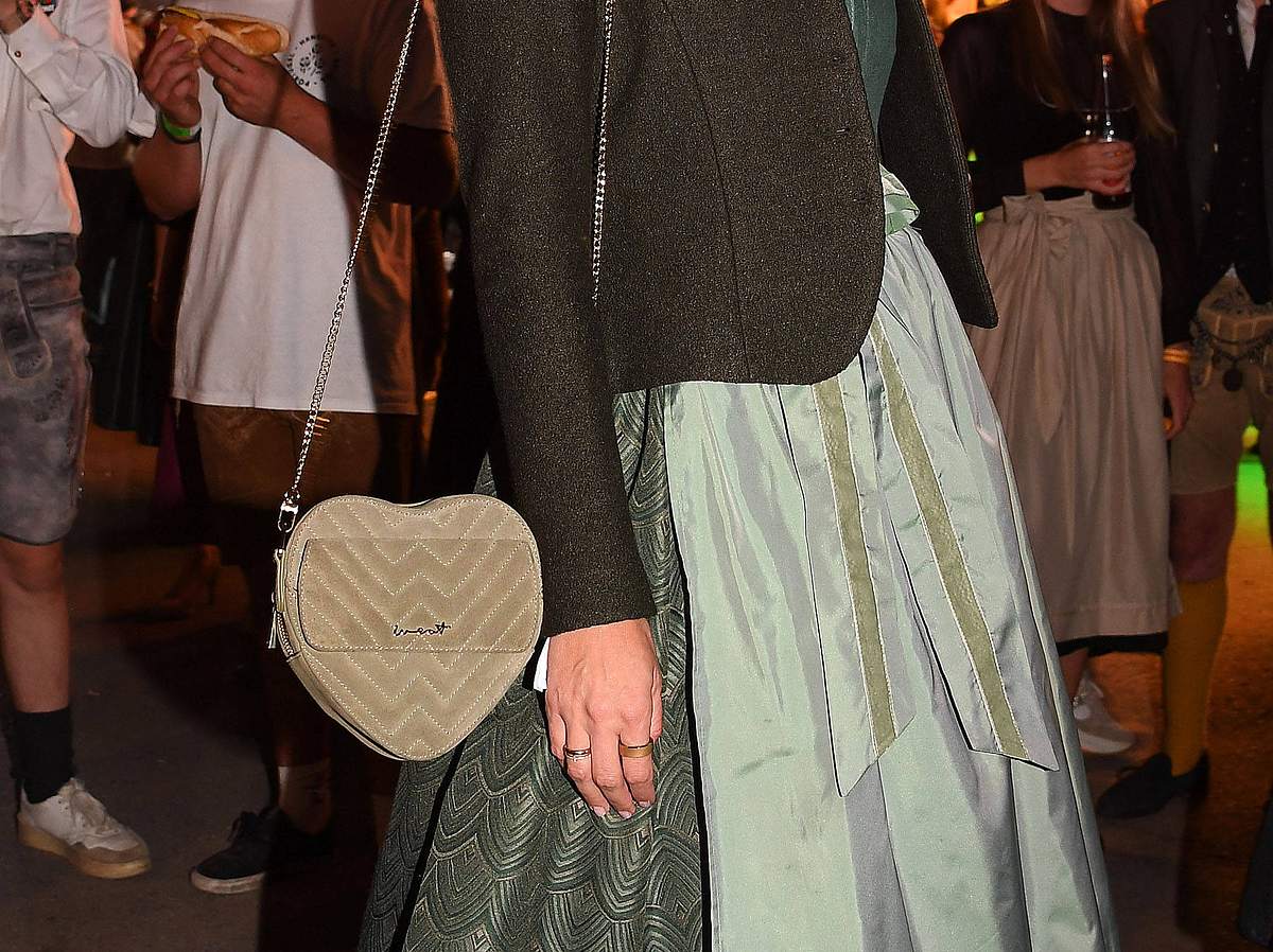 Tasche für Oktoberfest: Herzförmige Tasche Tasche für das Oktoberfest an einer Frau im Dirndl