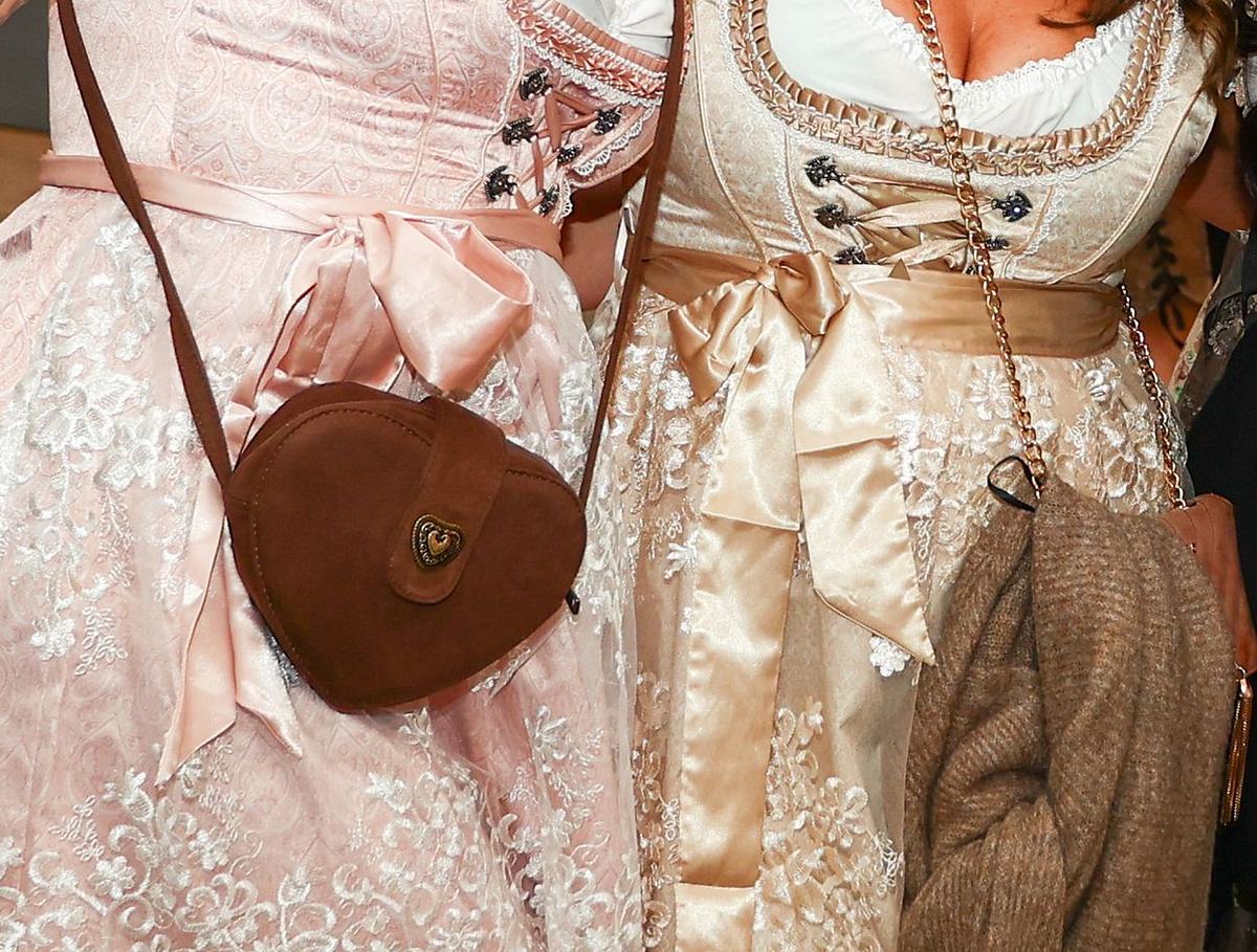Tasche für Oktoberfest an einer Frau Tasche für Oktoberfest an einer Frau im Dirndl