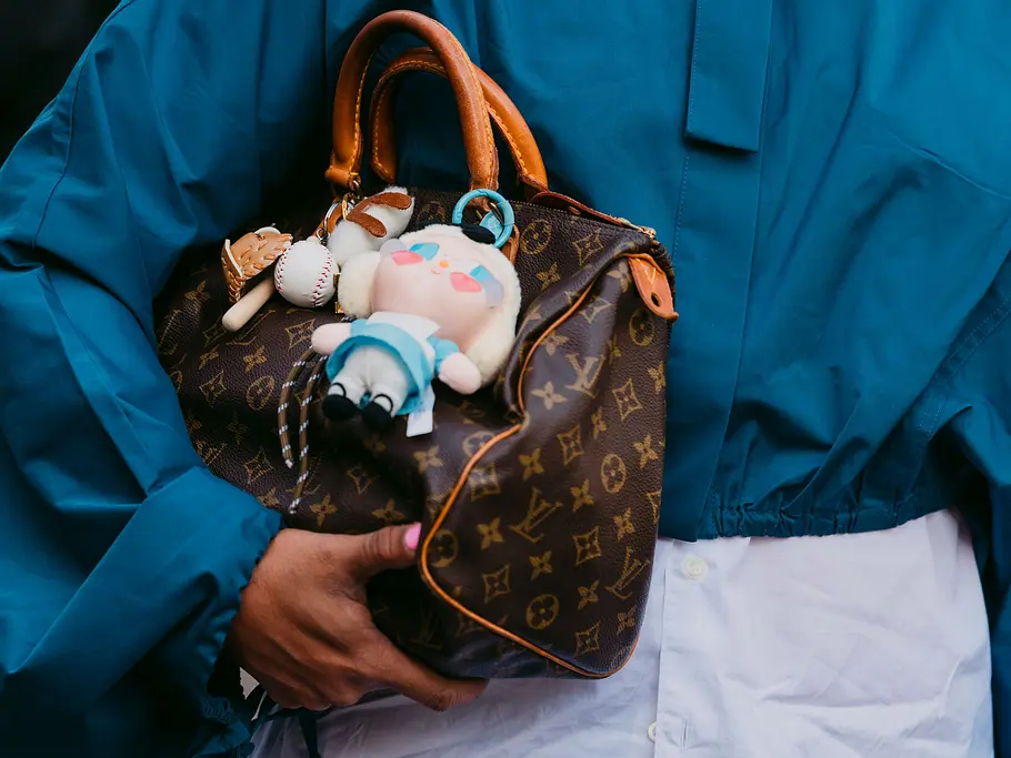 Taschen-Trends 2026: Bag Charms Taschen-Trends 2026: Frau auf der Straße mit Tasche und Bag Charms