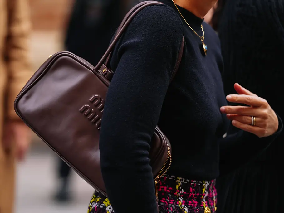 Taschen-Trends 2026: Bowling Bag Taschen-Trends 2026: Braune Bowling Bag an einer Frau auf der Straße