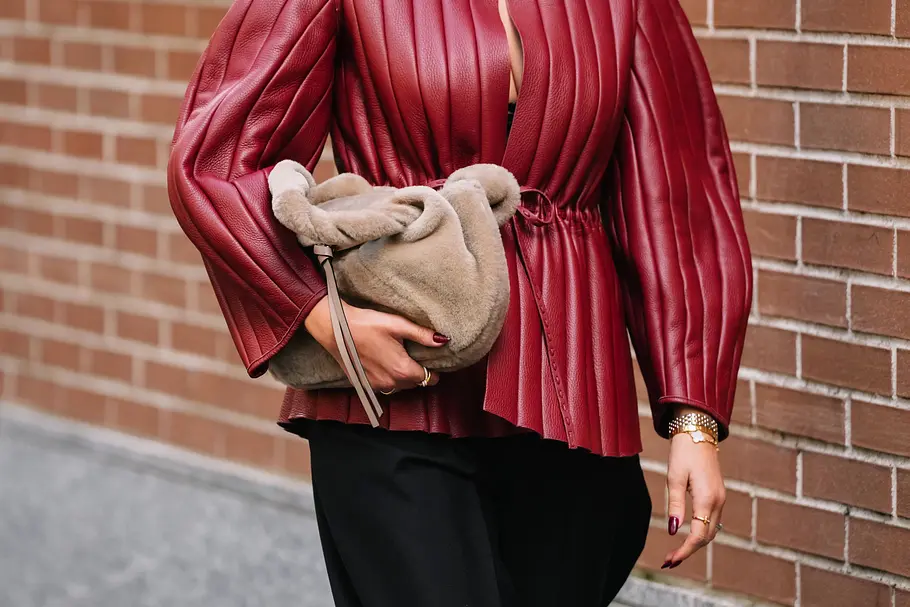 Taschen-Trends 2026: Faux Fur Bag Taschen-Trends 2026: Frau auf der Straße mit Faux Fur Bag