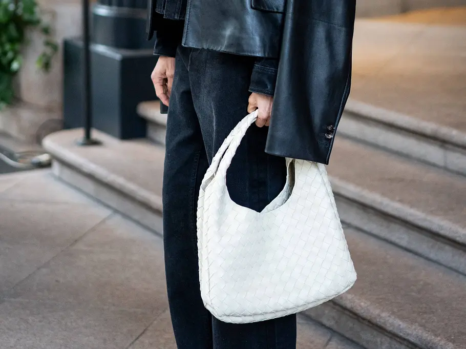 Taschen-Trends 2026: Flechtaschen Taschen-Trends 2026: Weiße Flechtasche an einer Frau auf der Straße