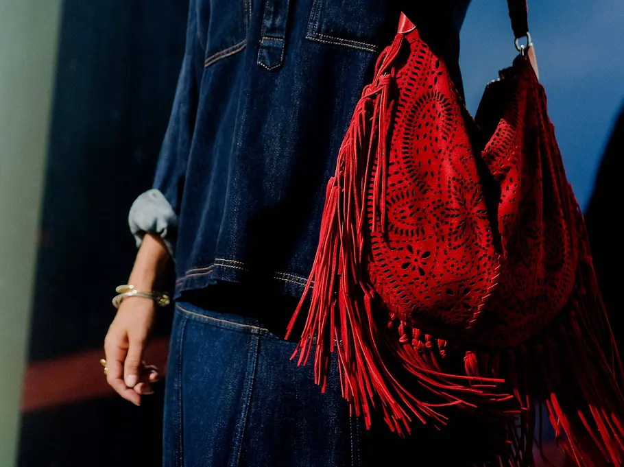 Taschen-Trends 2026: Fransentasche Taschen-Trends 2026: Rote Fransentasche an einer Frau auf der Straße