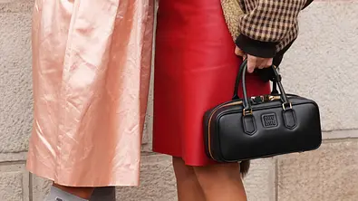Taschen-Trends 2026: Streetstyle mit Frauen auf der Straße und einer East West Bag - Foto: IMAGO / Zoonar