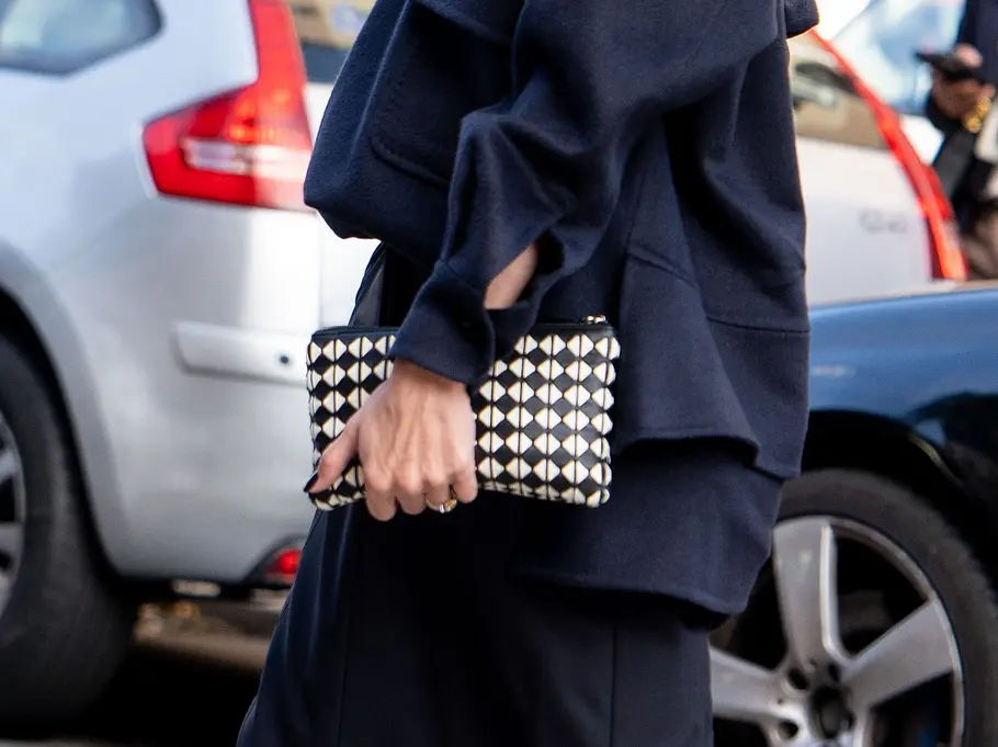 Taschen-Trends 2026: Verspielte Clutch Taschen-Trends 2026: Verspielte Clutch an einer Frau auf der Straße