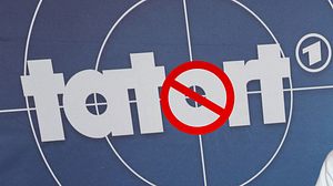 Tatort: Trauriges Aus für beliebte Ermittler ist da. - Foto: Collage aus Dimitris66/iStock (Grafik) & Tristar Media/Getty Images (Logo); Collage: Redaktion Wunderweib