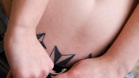 Tattoo auf Kaiserschnitt-Narbe - Foto: iStock