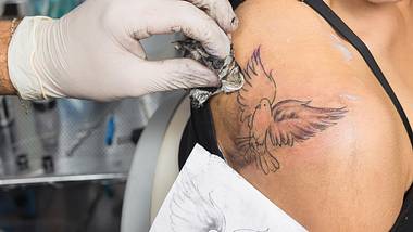 Tattoo pflegen von der Nachsorge bis zu langfristiger Farbintensität und Konturenschärfe: Darauf kommt es an! - Foto: Murat Deniz / iStock