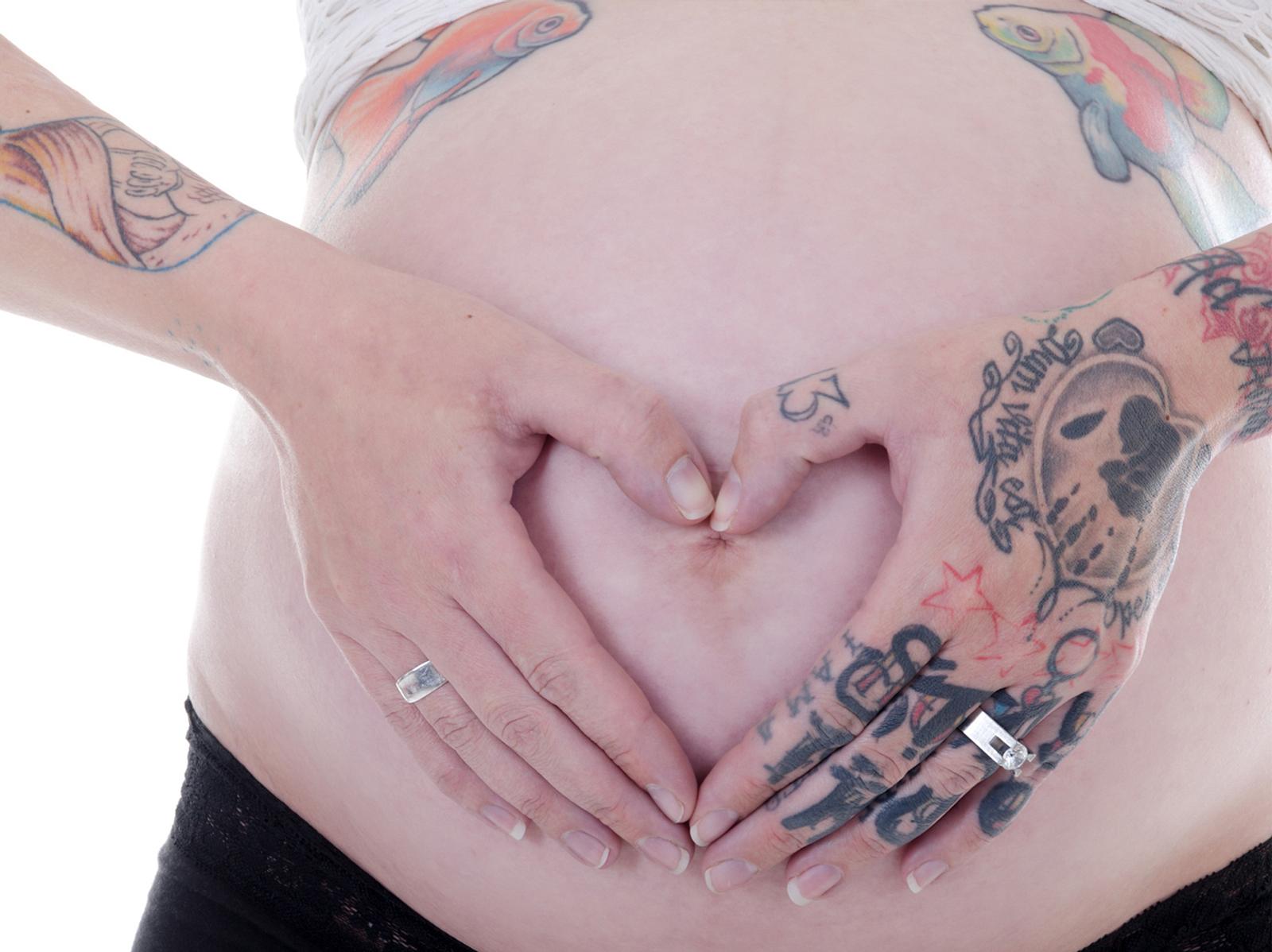 Ist Ein Tattoo In Der Schwangerschaft Wirklich Eine Gute Idee Wunderweib Ist Ein Tattoo In Der Schwangerschaft Wirklich Eine Gute Idee Wunderweib