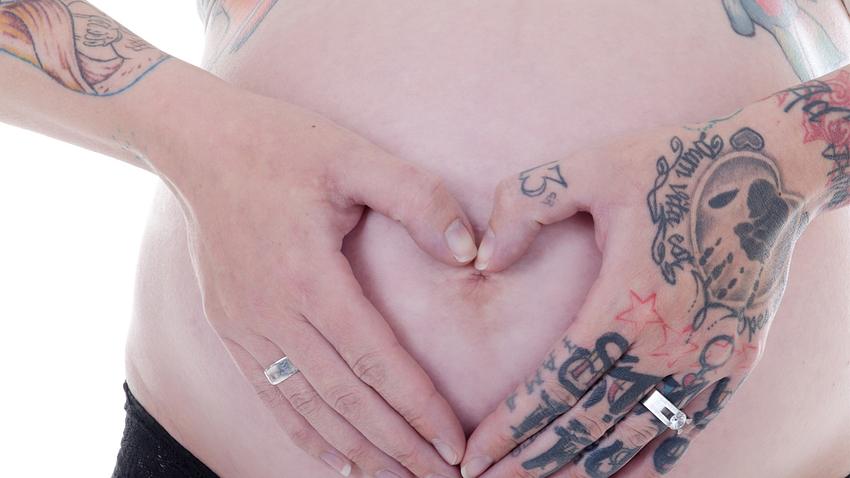 Ein Tattoo in der Schwangerschaft? Ist das eine gute Idee oder könnte das Tätowieren dem Baby schaden? - Foto: iStock / ValaGrenier
