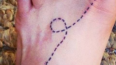 tattoo selber stechen - Foto: instagram/sticknpoketattookit