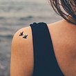 Tattoos können eine wunderbare Erinnerung an Sternenkinder sein. Sie helfen, den Schmerz über den Verlust zu verarbeiten. - Foto: kaisersosa67/iStock