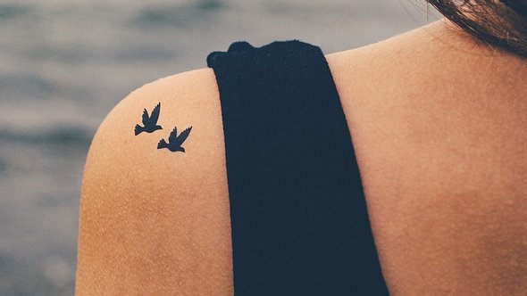 Tattoos können eine wunderbare Erinnerung an Sternenkinder sein. Sie helfen, den Schmerz über den Verlust zu verarbeiten. - Foto: kaisersosa67/iStock
